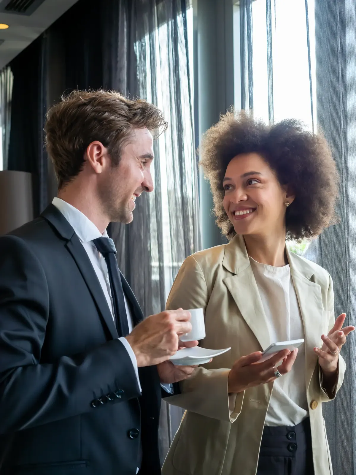 Collega's in gesprek in een modern kantoor